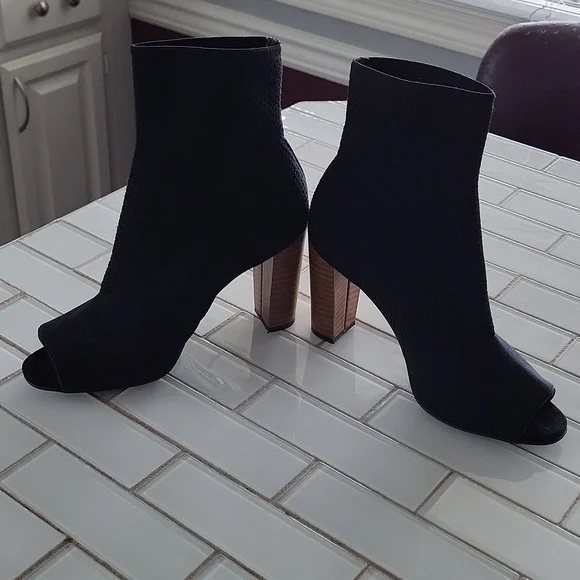 Open toe booties - Picture 2 of 6